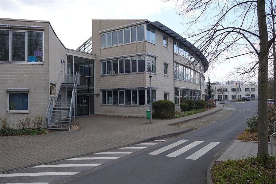 뒤셀도르프 국제학교 International School of Düsseldorf 독일 카이저스베르트 길 하나를 사이에 두고 